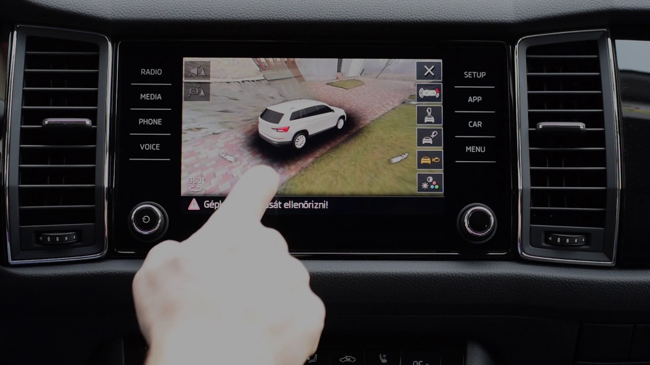 Trang bị camera toàn cảnh 360 độ trên Karoq Sportline mang đến tầm nhìn bao quát xung quanh xe qua hình ảnh hiển thị sắc nét trên màn hình trung tâm. Hệ thống kết hợp nhiều góc quay từ các camera gắn trước, sau và hai bên hông, giúp người lái dễ dàng quan sát, di chuyển linh hoạt và an toàn trong không gian hẹp hoặc khi đỗ xe.