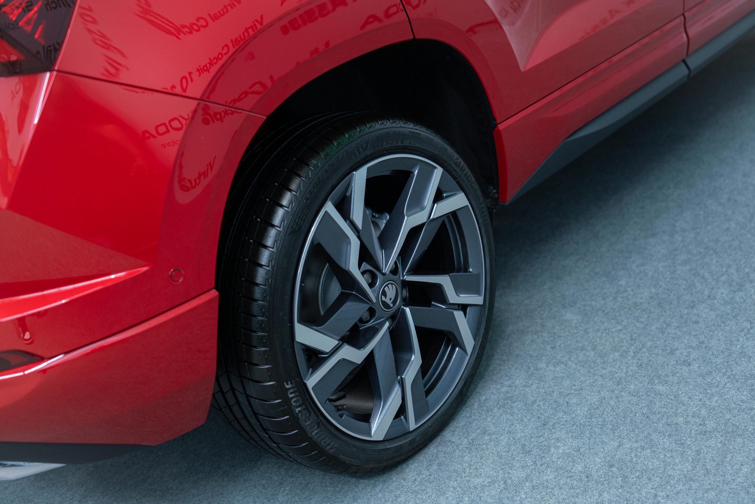 Mâm hợp kim Sagittarius 19 inch với thiết kế đa chấu sắc nét mang đến diện mạo mạnh mẽ và đậm chất thể thao cho Karoq Sportline. Không chỉ thu hút về mặt thẩm mỹ, bộ mâm kích thước lớn còn giúp tăng độ ổn định, khả năng bám đường và cải thiện trải nghiệm lái trên mọi cung đường.