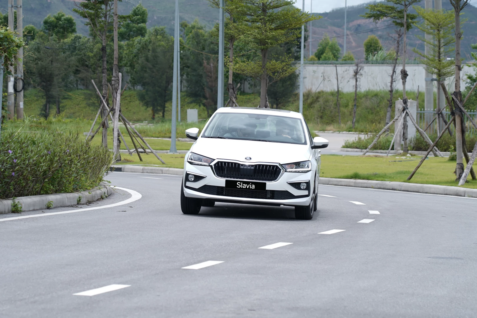 Hệ thống XDS+ tự động phanh bánh xe bên trong khi vào cua để giữ thân xe ổn định, giảm hiện tượng thiếu lái và mang đến cảm giác đánh lái chính xác, thể thao hơn – đặc biệt hữu ích khi di chuyển trên những khúc cua gắt.