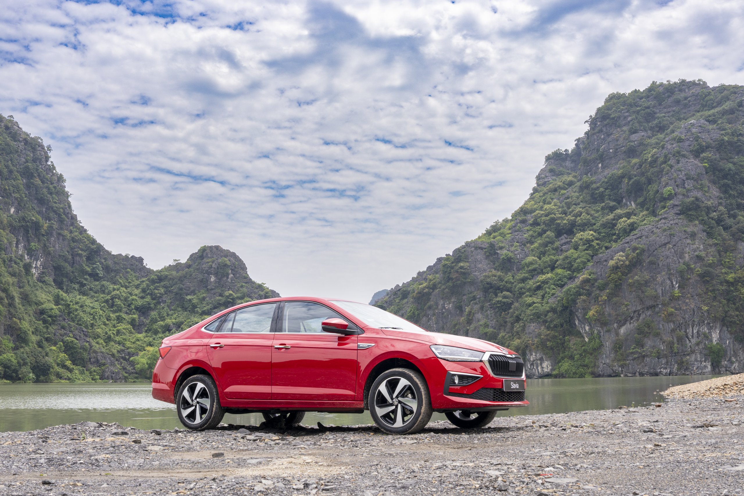 EDL - Khóa vi sai điện tử hỗ trợ truyền lực kéo sang bánh xe có độ bám tốt hơn khi một bánh bị trượt, giúp xe vượt qua mặt đường trơn trượt, nghiêng hoặc gồ ghề một cách dễ dàng, không bị quay trơn tại chỗ.